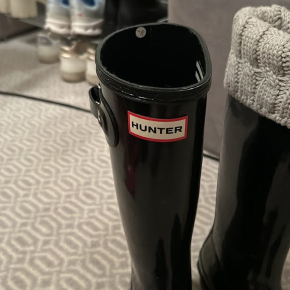 Hunter. Tall black hunter rain boots. Comes with the inside socks if wanted - Picture 3 of 4